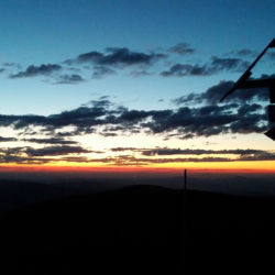 Pohled na východ od turistického rozcestníku Jubilejní cesta