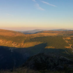 Pohled na západ na hlavní hřeben Krkonoš