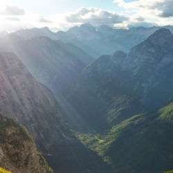 Údolí řeky Zadnjica v odpoledním Slunci