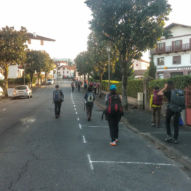 Lidé všech možných národností i nadějí po vystoupení z vlaku a mířící do Pilgrim's office v Saint Jean