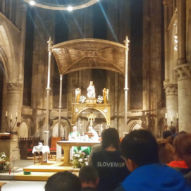 První z mnoha mší pro poutníky v klášteře Roncesvalles na konci prvního dne pouti