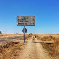 Chůze několik dní těsně podél silnice v polovině celého Camina