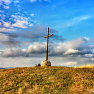 Nádherný kříž na kopci nad vesnicí O Cebreiro