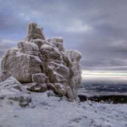 Od Malého Šišáku se vydáme po červené cestě česko-polského přátelství k Poledním kamenům