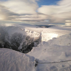 Výhled ze Sněžky na Studniční horu, Luční boudu a v dálce západní Krkonoše