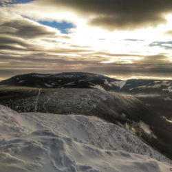 Výhled na jih, vpravo dole Obří důl, uprostřed Růžová hora a v dálce Černá hora.