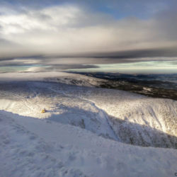 Výhled na západ a Obří sedlo při sestupu ze Sněžky.