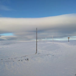 Pohled před Luční boudou na lyžařskou zimní cestu přes Stříbrné návrší.