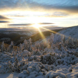 Pohled na jih na Čertův důl a západ slunce